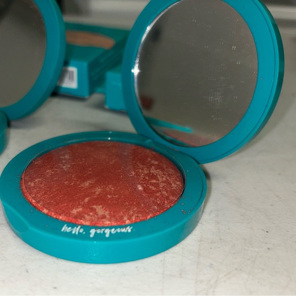 Cosmo power multi-dimensional strobing blush with ring light technology - Picture 4 of 9